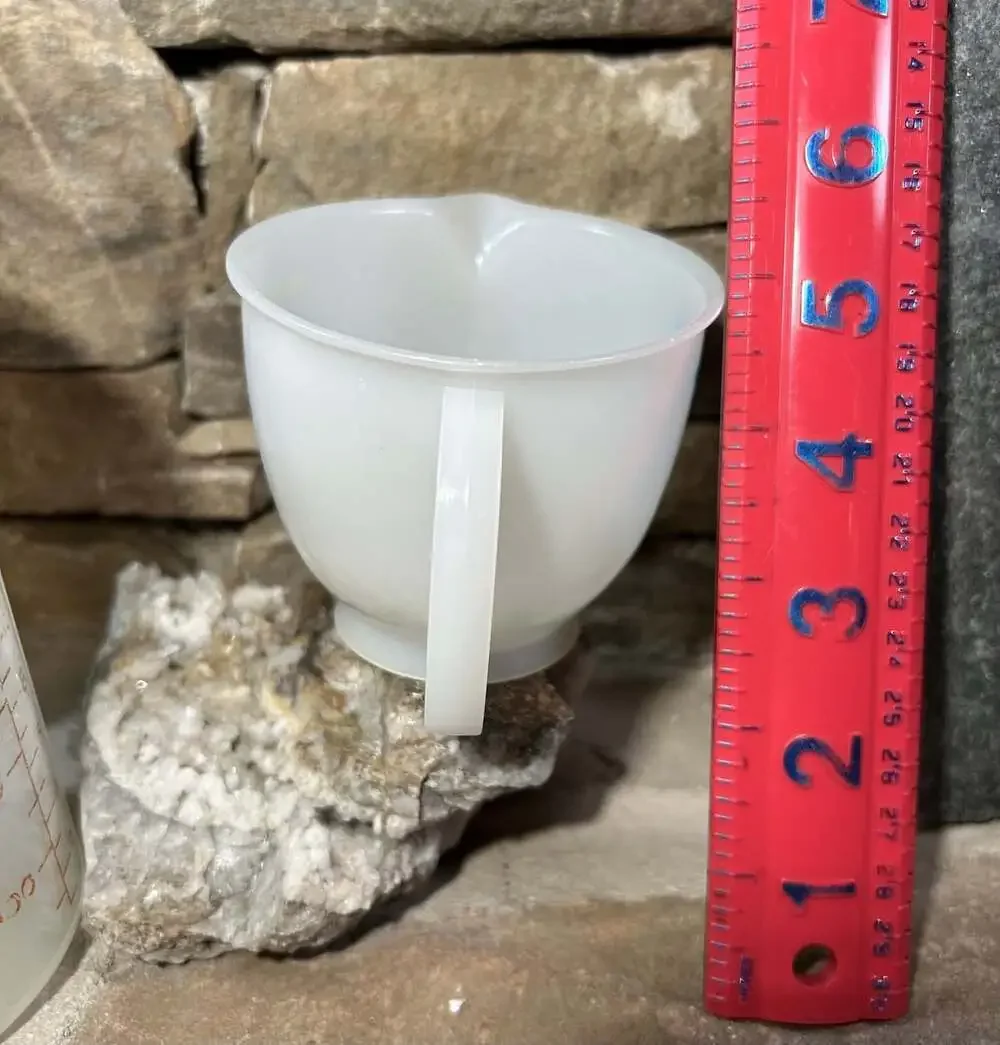VTG Tupperware #1669-4, 2-Cup Measuring Pitcher 16oz w/ Red Lettering & 1 C Blue